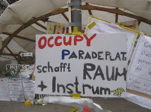 occupy paradeplatz zürich. lindenhof camp der occupy bewegung in zürich. occupy paradeplatz zürich