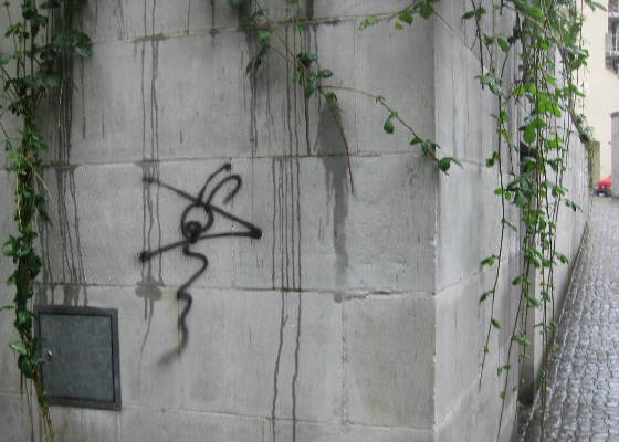 'BIRD' streetart figur beim lindenhof zürich im oktober 2011. auf dem lindenhof ist das protest-camp der occupy-bewegung