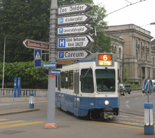 6er Tram VBZ Züri-Linie Tram 2000 Linie 6 an der Kreuzung Rämistrasse und Gloriastrasse bei der Universität Zürich Zentrum. Das beliebte  Sechser Tram fährt zum Zoo Zürich. VBZ Tramlinie 6  auch Sächsi-Tram genannt. Hier ein Modell vom Typ 'Tram 2000'.  Mai 2009