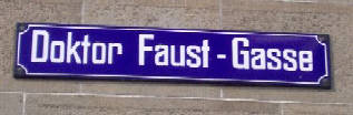 Doktor Faust  Gasse Zürich bei Universität Zürich Zentrum. Alte blauweisse Zürcher Strassentafel in den Züri-Farben blau und weiss.