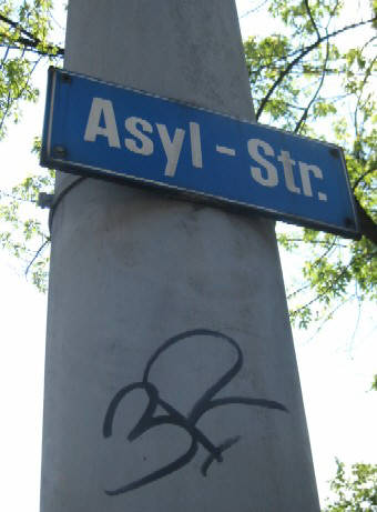 Asylstrasse Zürich Hottingen Kreis 8. Foto. Strassentafel mit 3R graffiti tag.