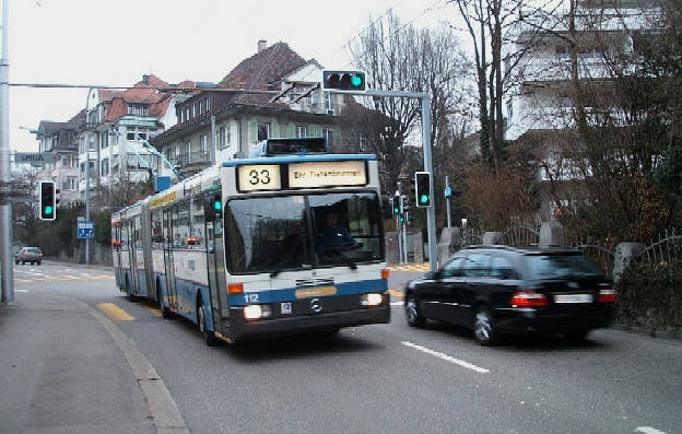33er Bus VBZ Züri-Linie auf der Bergstrasse in Zürich kurz nach Kirche Fluntern in Richtung Bahnhof Tiefenbrunnen. Bus Seriennummer 112. Buslinie 33 Zürich