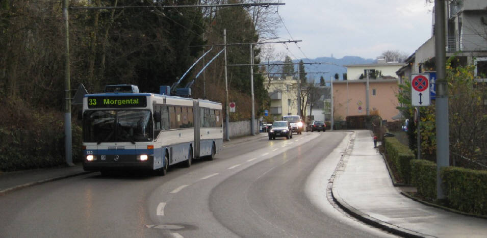 Bergstrasse Zürich beim Hare Krishna Tempel mit VBZ Bus 33 Richtung Morgental.