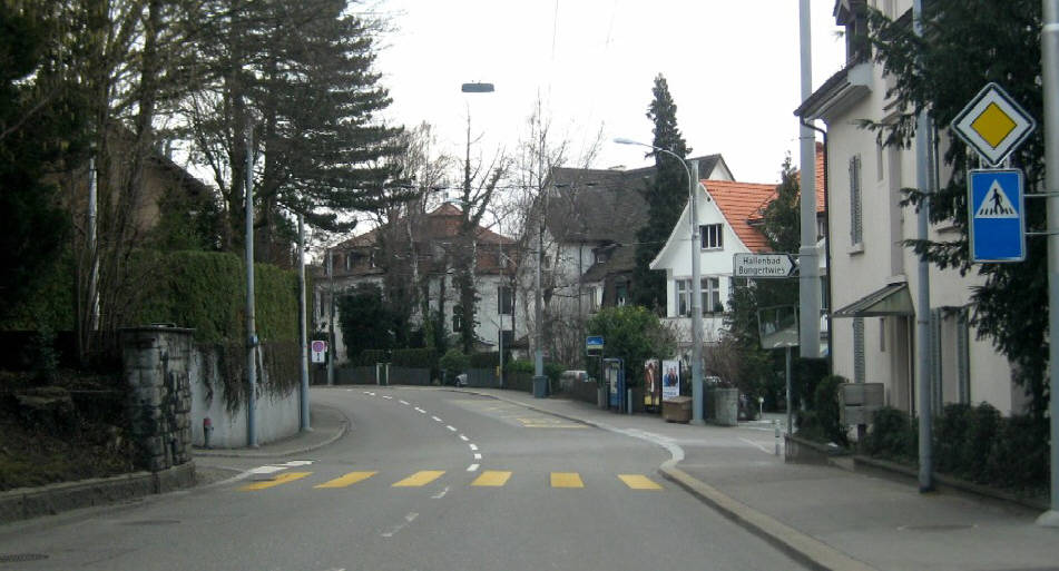 Bergstrasse Zürich-Hottingen bei der Abzweigung zum Hallenbad Bungertwies. Zürcher Stadtansichten