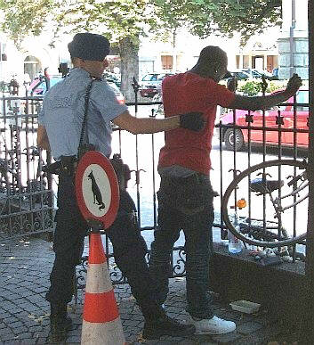 Stadtpolizei Zürich. Pesonenkontrolle. Ein Schwarzer wird auf dem Kanzleiareal gefilzt, vor allen Leuten gedemütigt und nachher stehen lassen.