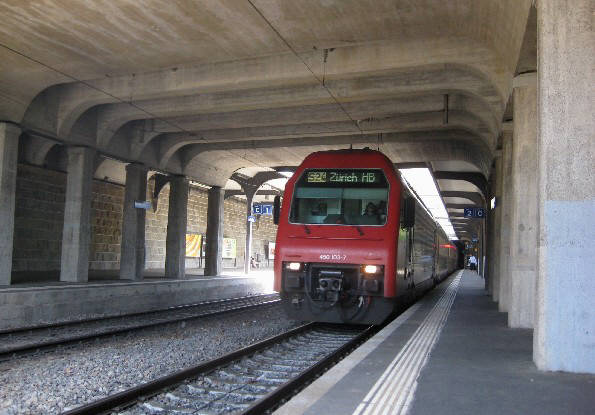 SBB S-Bahn S 24 im Bahnhof Zürich Wiedikon auf dem Weg nach Zürich HB