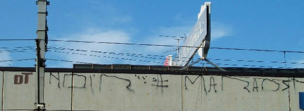 noir maraost graffiti tag in zitterschrift bahnhof hardbrücke zürich sbb