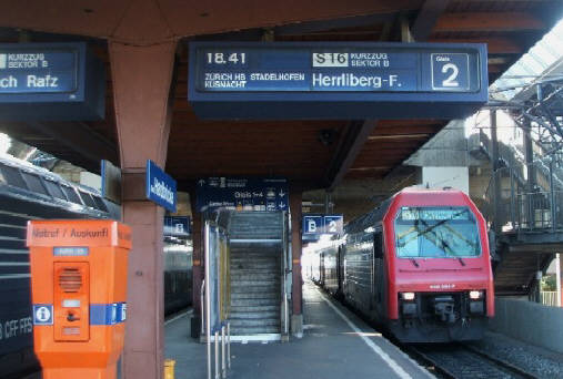 S-Bahn Zürich. S15 Doppelstock Pendlerzug RABe 514 im Bahnhof Hardbrücke. SBB ZVV Zürcher Verkehrsverbund