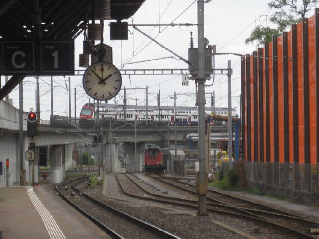 SBB-Bahnhof Zürich Hardbrücke. Die Stadt Zürich hat total 13 Bahnhöfe und Bahnstationen. 550 Züge fahren hier pro Tag durch. Aber nur S-Bahn Züge halten hier. Unser Bild zeigt einen Doppelstock Pendlerzug RABe 514