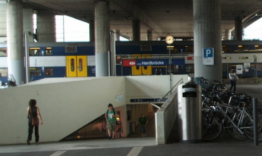 Zugang zum Bahnhof Hardbrücke SBB von der Gerodlstrasse Hardstrasse Bushaltestelle 54er Bus VBZ Züri-Linie