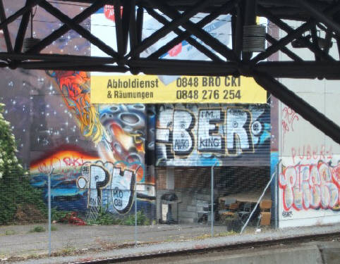 heilsarmee brocki hardbrücke, geroldstr. 29, 8005 zürich. brockenhäuser der tadt zürich. PUBER graffiti.