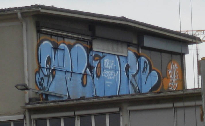 blue self-estemm graffiti zürich-hardbrücke