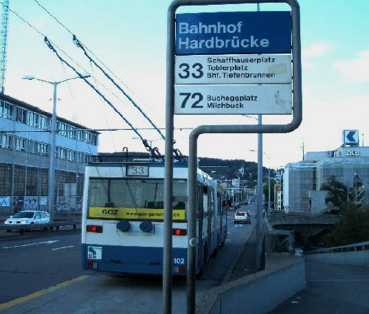 33er Bus VBZ Züri Linie. Bus der Linie 33 bei der VBZ Haltestelle Hardbrücke. Bahnhof SBB Zürich Hardbrücke. Bushalt für 33er und 72er Bus. Hinten im Bild der Hönggerberg und Wipkingen.