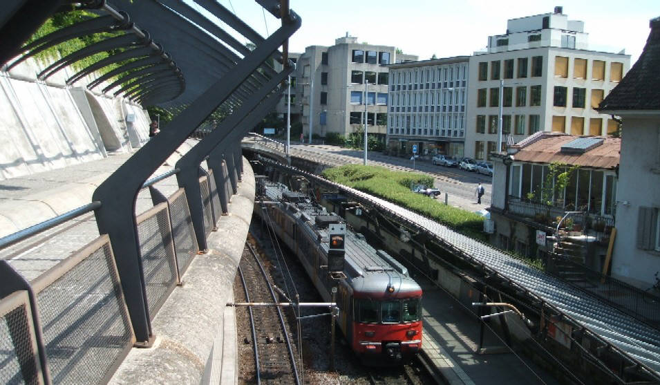 Die 'Mirage', Urahnin aller Zürcher S-Bahn-Züge, am Bahnhof Stadelhofen. Sie fuhr  hier schon in den sechziger Jahren als 'Goldküstenexpress' von Stadelhofen nach Küsnacht, Meilen und Rapperswil. Ihre letzte Fahrt machte sie im Dezember 2008