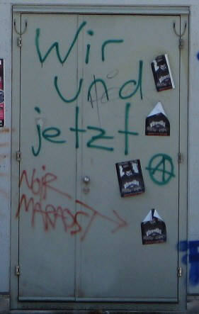 Wir und jetzt. Spontispruch Zürich Schweiz, NOIR MARAOST graffiti tag