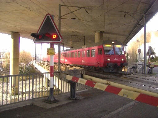 Sihltalbahn fährt in die SZU-Station Zürich-Brunau ein