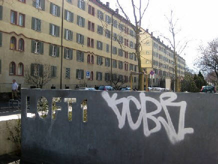 erismannstrasse zürich bei der einmündung in die hohlstrasse. mit kcbr graffiti tag