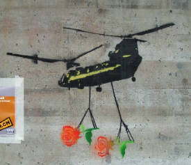 Helikopter mit Rosen Schablonengraffiti Erlenbach Zürich. Helicopter carrying roses stencil graffiti in erlenbach switzerland
