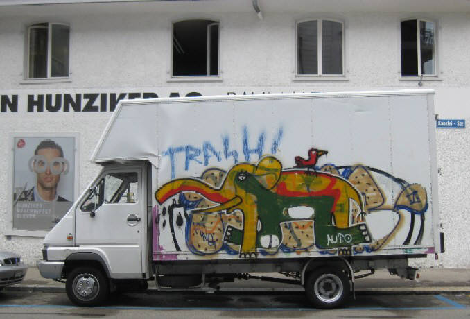 Der legendäre AUTOKIDS Lastwagen mit dem Elefanten. Darunter das PUBER graffiti. Juli 2009 Ecke Kanzleistrasse Feldstrasse Zürich Aussersihl Kreis 4