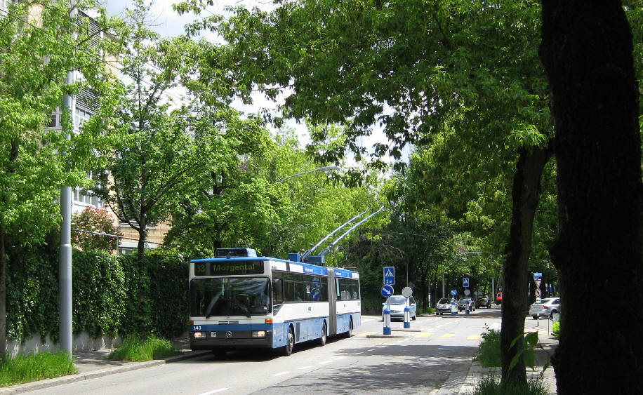 Gladbachstrasse Zürich Fluntern. 33er Bus VBZ Züri-Linie. Buslinie 33