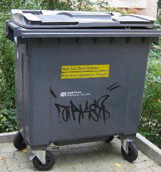 Abfallcontainer in Zürich mit Graffiti Tag. Nur für Züri-Säcke. Für ein sauberes Zürich. ERZ Entsorgung und Recycling Zürich