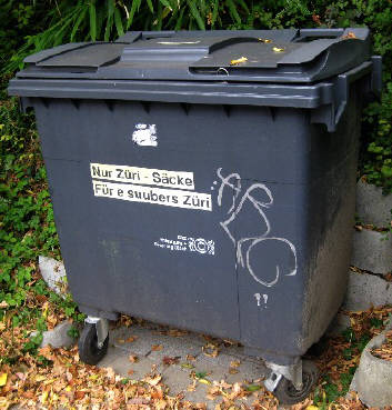 Müllcontainer in Zürich mit Graffiti Tag. Abfall-Container in Zürich mit Graffiti Tag. Nur Züri-Säcke. Für e suubers Züri. ERZ Entsorung und Recycling Zürich. Stadt Zürich