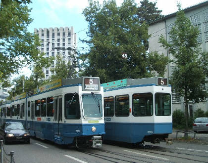 5er tram VBZ züri-linie vom typ tram 2000 an der gloriastrasse zürich beim usz wohnheim. 2 5er trams kreuzen sich hier, beide vom modell typ tram 2000. tramlinie 5 zürich.