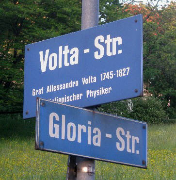 Ecke Voltastrasse und Gloriastrasse in Zürich Fluntern. Graf Allessandro Volta, italienischer Physiker., 1745 - 1827