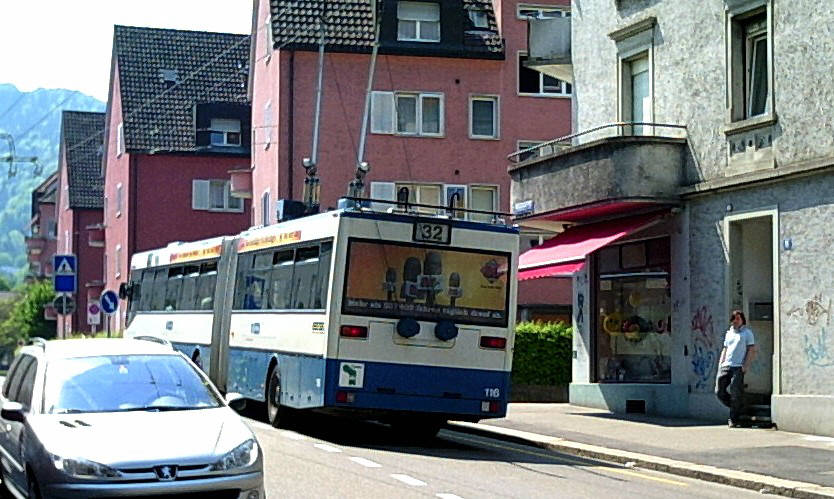 32er Bus verlässt Goldbrunnenplatz Zürich in Richtung Uetliberg an der Friesenbergstrasse Zürich