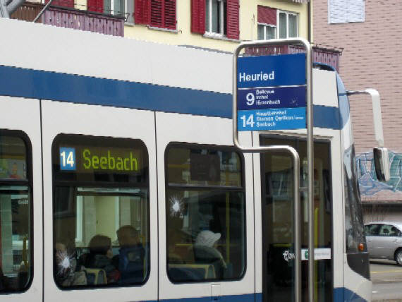 14er Cobra Tram an der VBZ Tramhaltestelle Heuried Zürich Wiedikon 