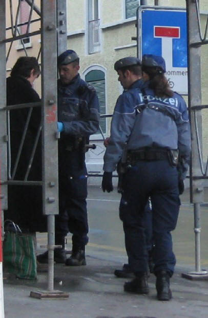 Polizeistaat Schweiz. Personenkontrolle der Stadtpolizei Zürich am Weihnachtstag 2009 an den Kanonengasse Zürich Aussersihl. 25. Dezember 2009