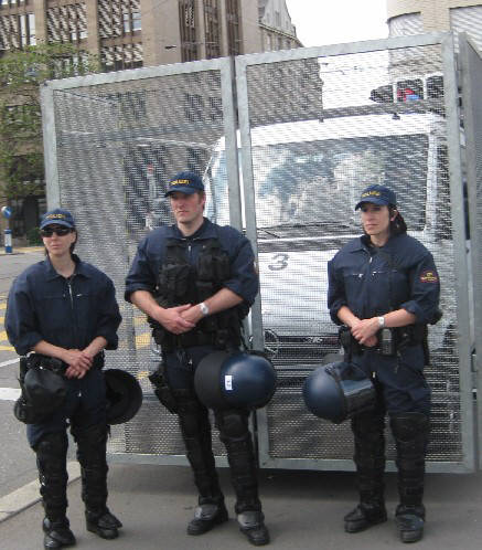 POLICE ACADEMY ZURICH SWITZERLAND STYLE. Dümmer als die Polizei erlaubt. Polizei Zürich im Einsatz am 1. Mai