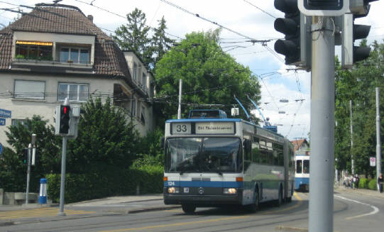 VBZ Bus 33 fährt die Kraftstrasse beim Rehbrunnen herunter zum Bushalt Kirche Fluntern. 