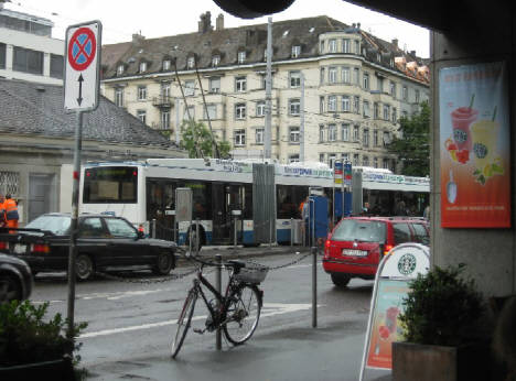 blick vom starbucks coffee shop zum kreuzplatz hinaus. an der tram- und busstation der 31er bus vp, tyü hess doppelgelenkbus. 