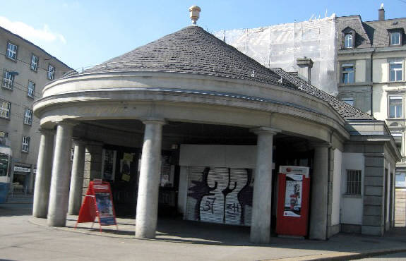 kiosk und warteraum für tram und bus. pavillon am kreuzplatz zürich