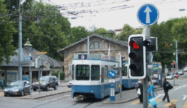 vbz tramhaltestelle heimplatz zürich tramstation beim schauspielhaus und kunsthaus zürich. hier mit dem 9er tram. tram nr. 9. tram 9 vbz zürich tramlinie 9 richtung hochschulen
