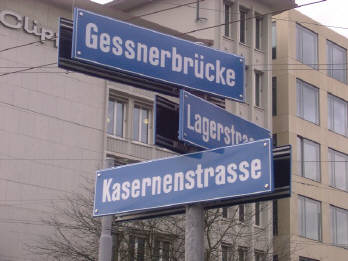 Züri-Strassentafeln. Hier Ecke Gessnerbrücke, Lagerstrasse, Kasernenstrasse