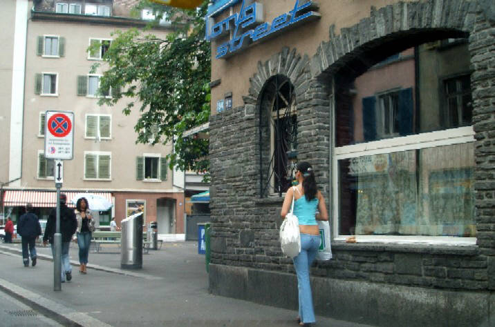 Das legendäre 'Long Street' an der Langstrasse, Zürich-Aussersihl, Kreis 4, Mai 2008. Langstrasse, das Sündenbabel von Zürich. Nutten, Freier, Dealer, Junkies. Cops, Freaks, Selbstmörsder, Abgestürzte.