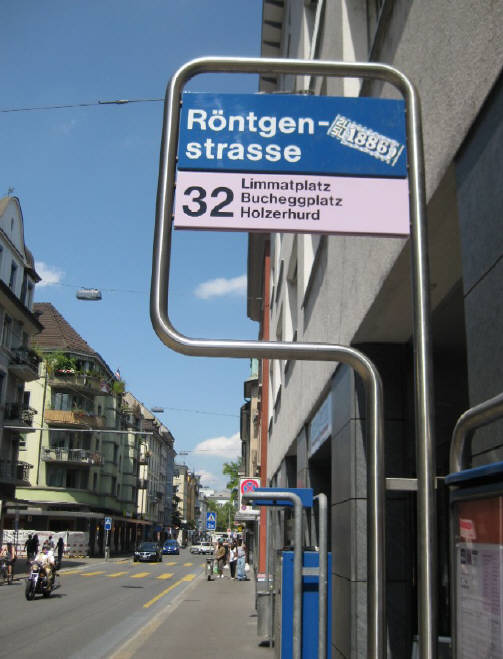 VBZ Bushaltestelle Röntgenstrasse Zürich-West Kreis 5. Buslinie 32. 32er bus Richtung Limmatplatz Bucheggplatz Holzerhurd
