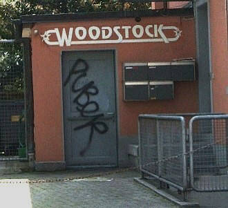 PUBER graffiti tag an der tür der boutique woodstock, langstrasse 230, 8005 zürich. chreis 5 züri-west