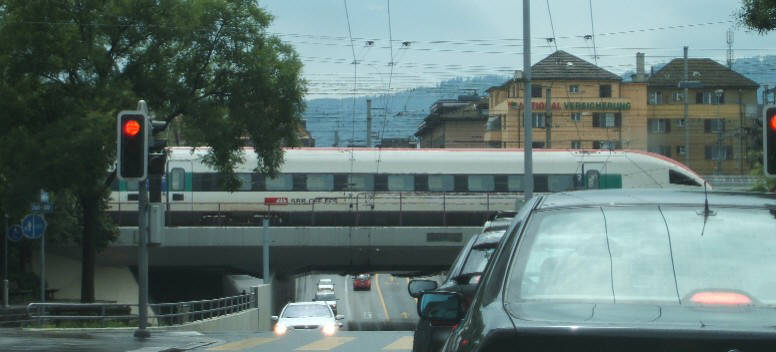 Langstrasse Unterführung Zürich West Kreis 5 mit SBB Intercity Neigezug ICN RABDe 500 von Pininfarina bei der Ausfahrt aus dem Hauptbahnhof Zürich