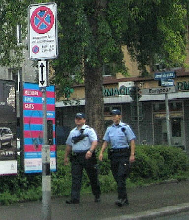 stadtpolizei zürich auf patrouille an der langstrassde zürich-west industriquartier stadtkreis 5 . juli 2009