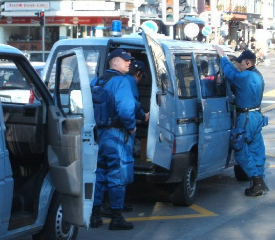 stadtpolizei zürich in kampfmontur an der langstrasse ecke stauffacherstrasse. foto 