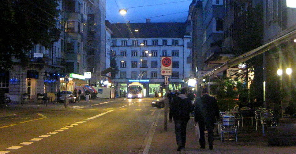 langstrasse bei nacht zwischen badenerstrasse und helvetiaplatz zürich aussersihl by night