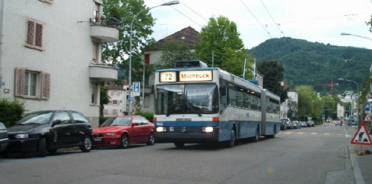 72er Bus. VBZ Züri-Linie. Auf dem Letzigraben Richtung Hubertus. Buslinie 72 Zürich.