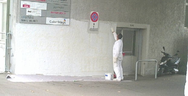maler beim übermalen von graffitis am letzigraben in zürich kreis 9