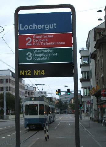 Tramhaltestelle Locdhergut mit Tram Nr. 3 VBZ. 3er Tram Modellreihe Tram 200