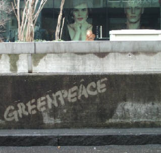 Greenpeace green graffiti Löwenplatz Zürich