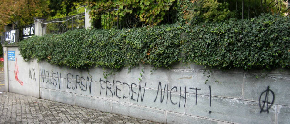 Wir wollen euren Frieden nicht! Anarchoparole Zürich Schweiz. Spontiparolen. Graffiti. Polit-Parolen sprayen.