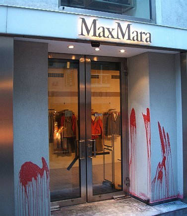 farbanschlag auf die max mara boutique in zürich, schweiz, im januar 2009. max mara verkauft pelzbesetzte kleidungsstücke